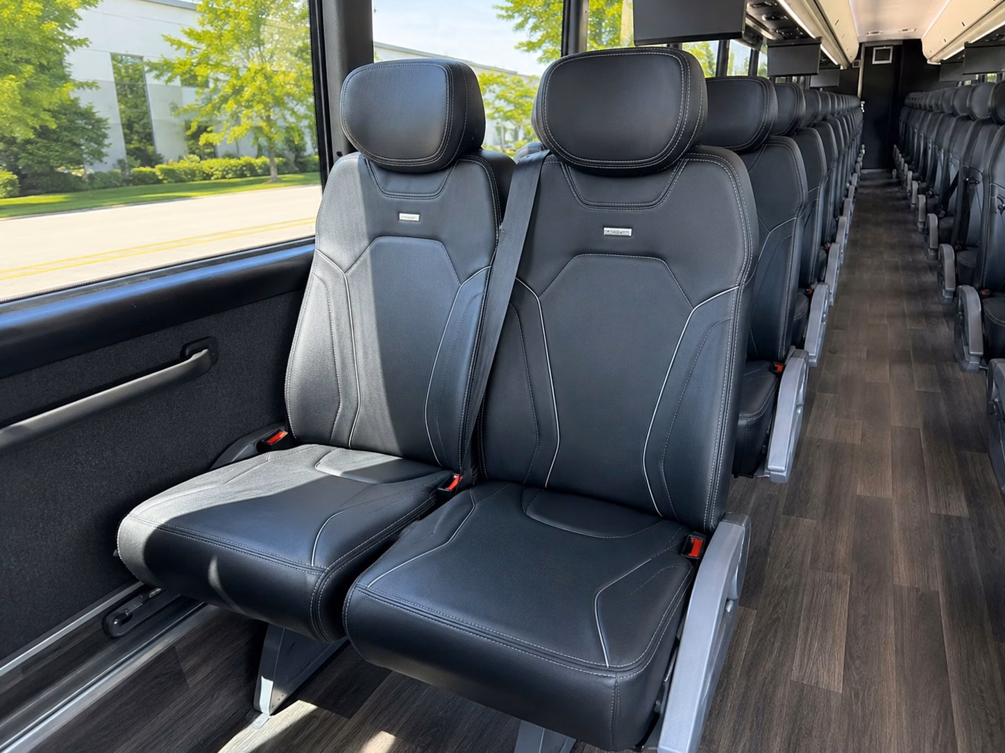 charterbusrentalrochesterhillsmi com makes airport shuttle transportation easy for out of town wedding guests